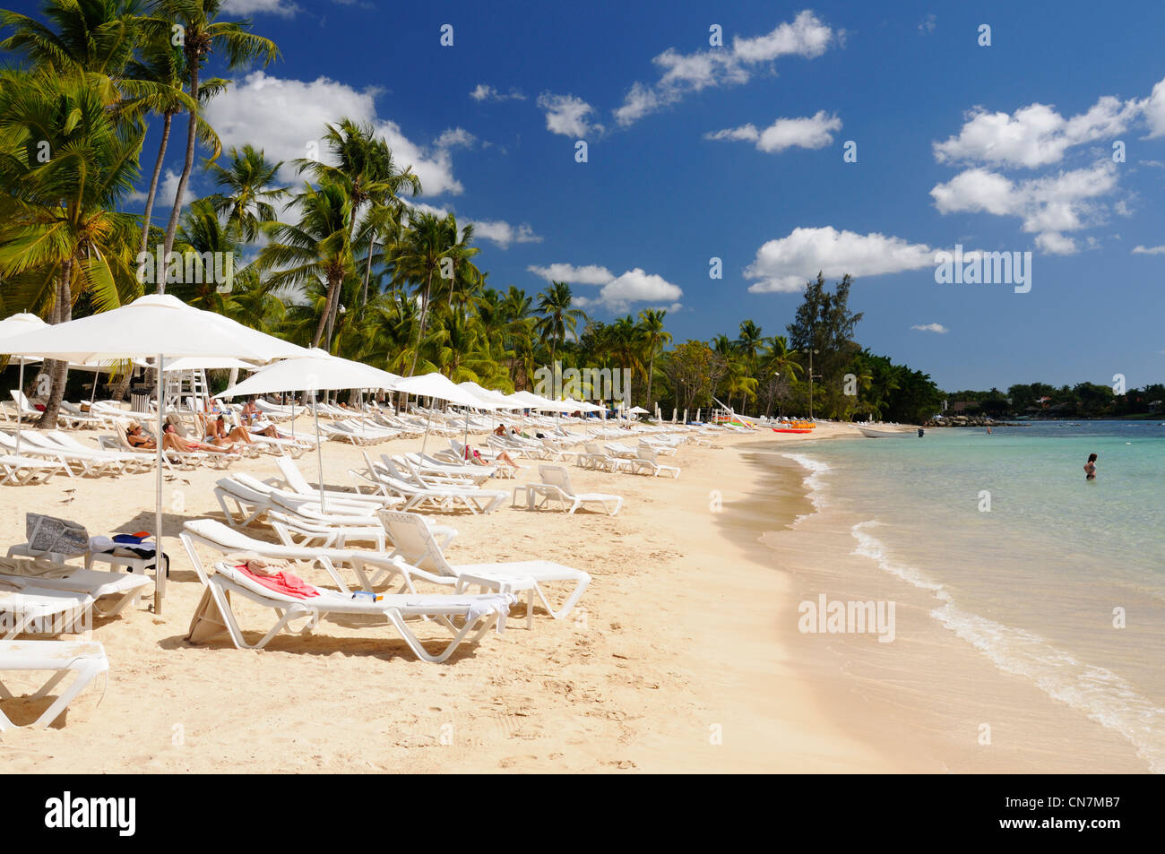 Dominikanische Republik, La Romana Provinz, Casa de Campo, weißen Sandstrand und Sonnenliegen in Casa de Campo Stockfoto