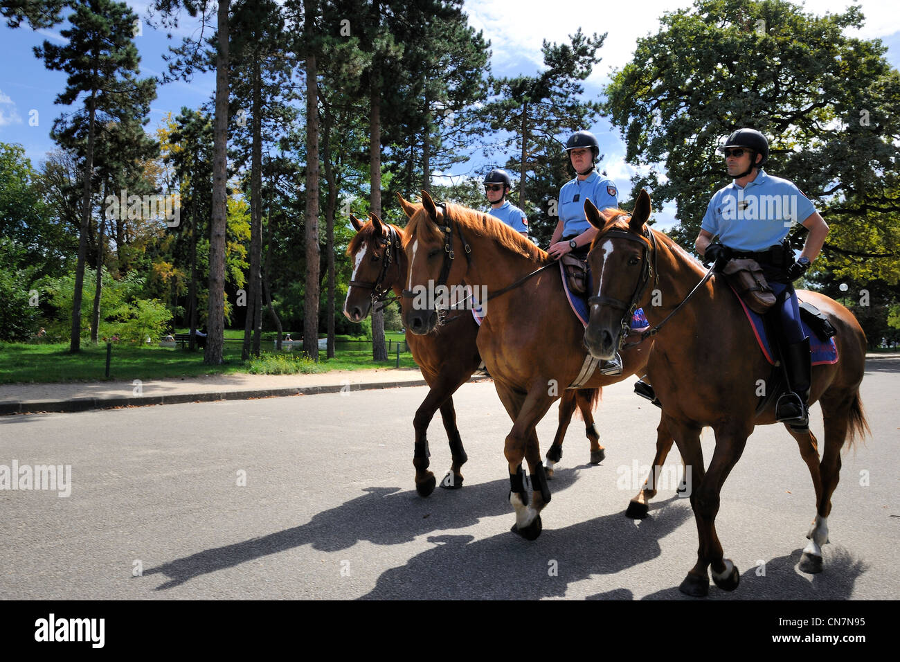 Frankreich, Paris, republikanische Guardmen patrouillieren auf dem Pferderücken im Bois De Boulogne Stockfoto
