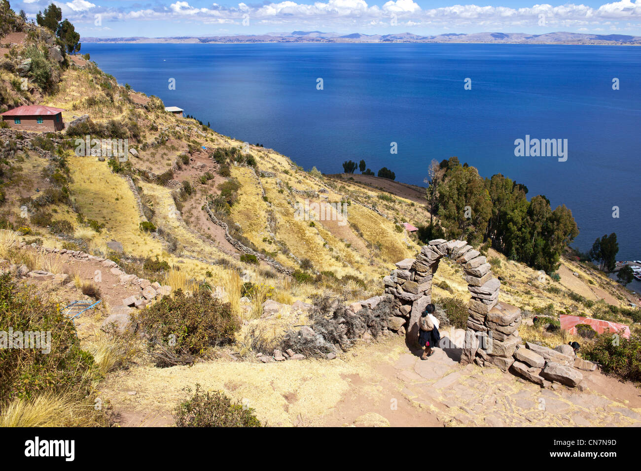 Peru, Provinz Puno, Titicacasee, Insel Taquile gibt es 533 Stufen zu erreichen über die wichtigsten Bogen geformt Eingang des Dorfes Stockfoto