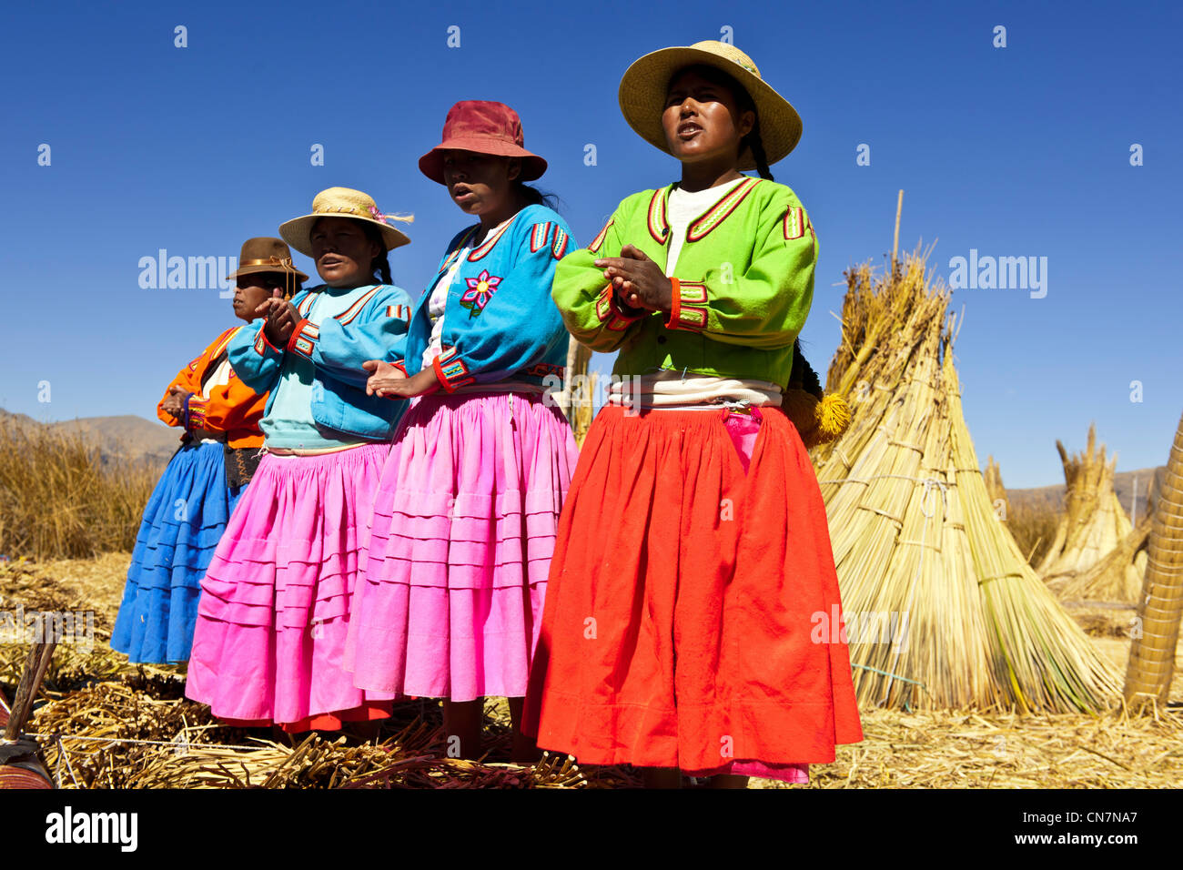 Peru, Puno Provinz, Nachkommen der Indianer Uros Leben auf Totora Floatting Inseln auf dem Titicaca-See, vor allem aus der Stockfoto