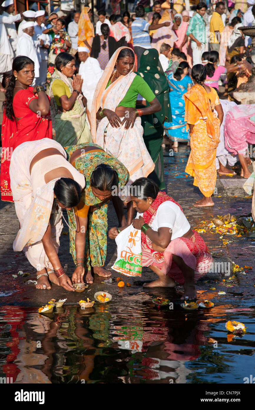 Schwimmende kerzen indien Fotos und Bildmaterial in hoher Auflösung
