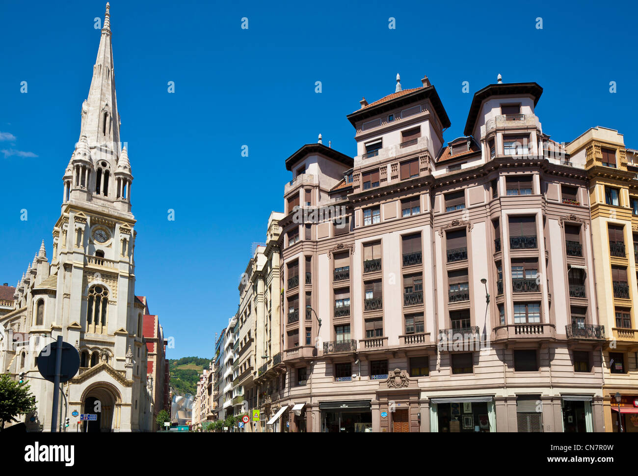 Spanien, Autobahninfrastruktur, spanische Baskenland, Bilbao, San José Quadrat, San-José-Kirche vom Anfang des 20. Jahrhunderts mit Guggenheim Stockfoto