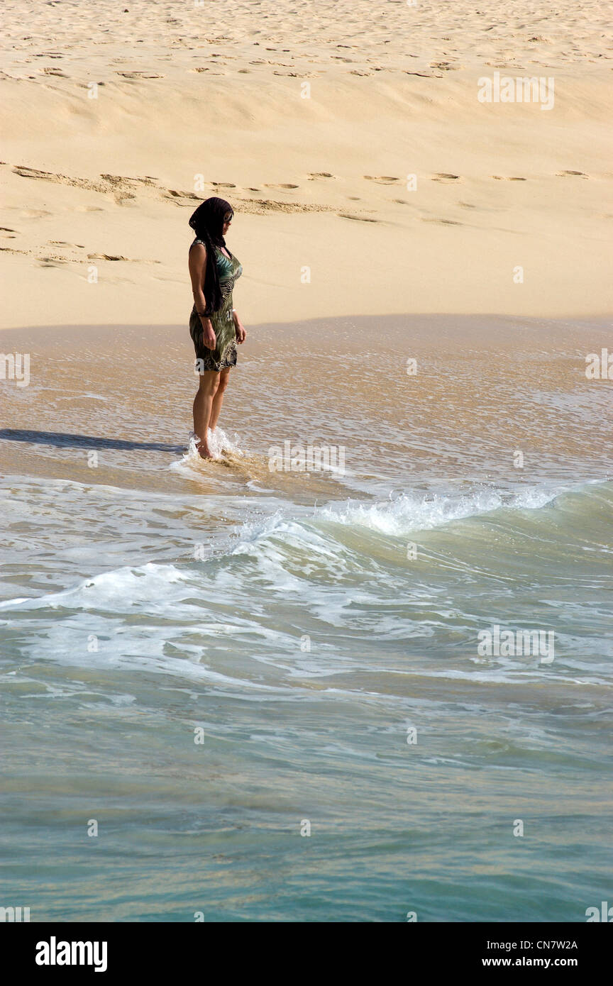 Kap Verde, Sal Insel, Santa Maria, Frau am Strand, die Füße im Wasser Stockfoto