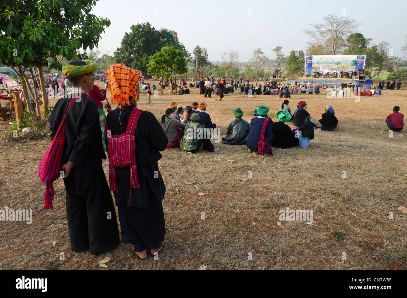 PA-Oh Minderheitspaar während des jährlichen Kakku Pagode Festival. Kakku. Shan-Staat. Myanmar. Stockfoto