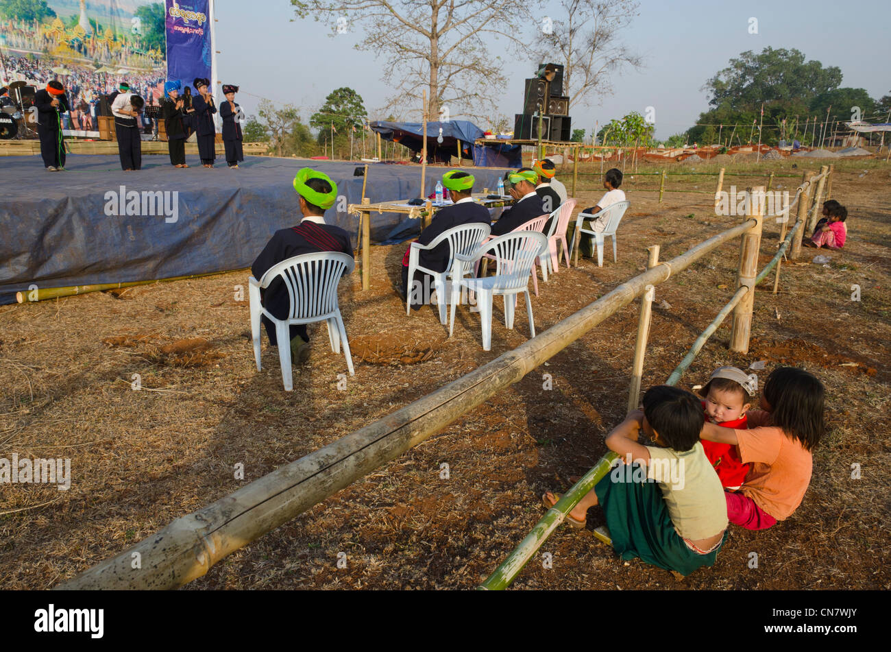 PA-Oh Minderheitspaar während des jährlichen Kakku Pagode Festival. Kakku. Shan-Staat. Myanmar. Stockfoto