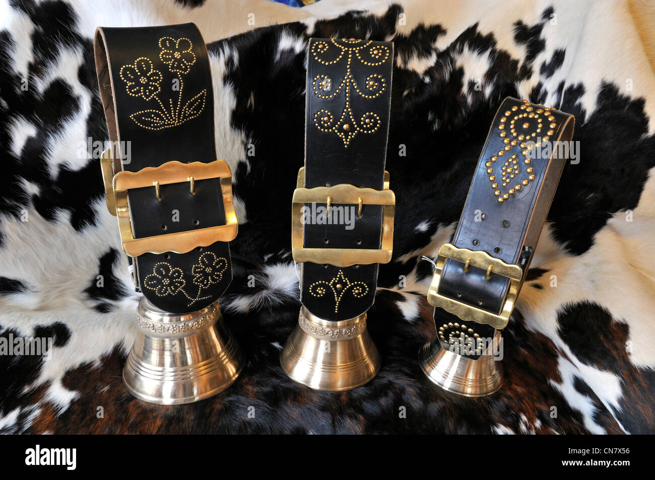 Frankreich, Haut Rhin, Mühlbach, Jean Claude Mann Gurt, Kragen Fertigung Kuh bell, Kuhglocken in Bronze setzen auf eine Kuhhaut Stockfoto