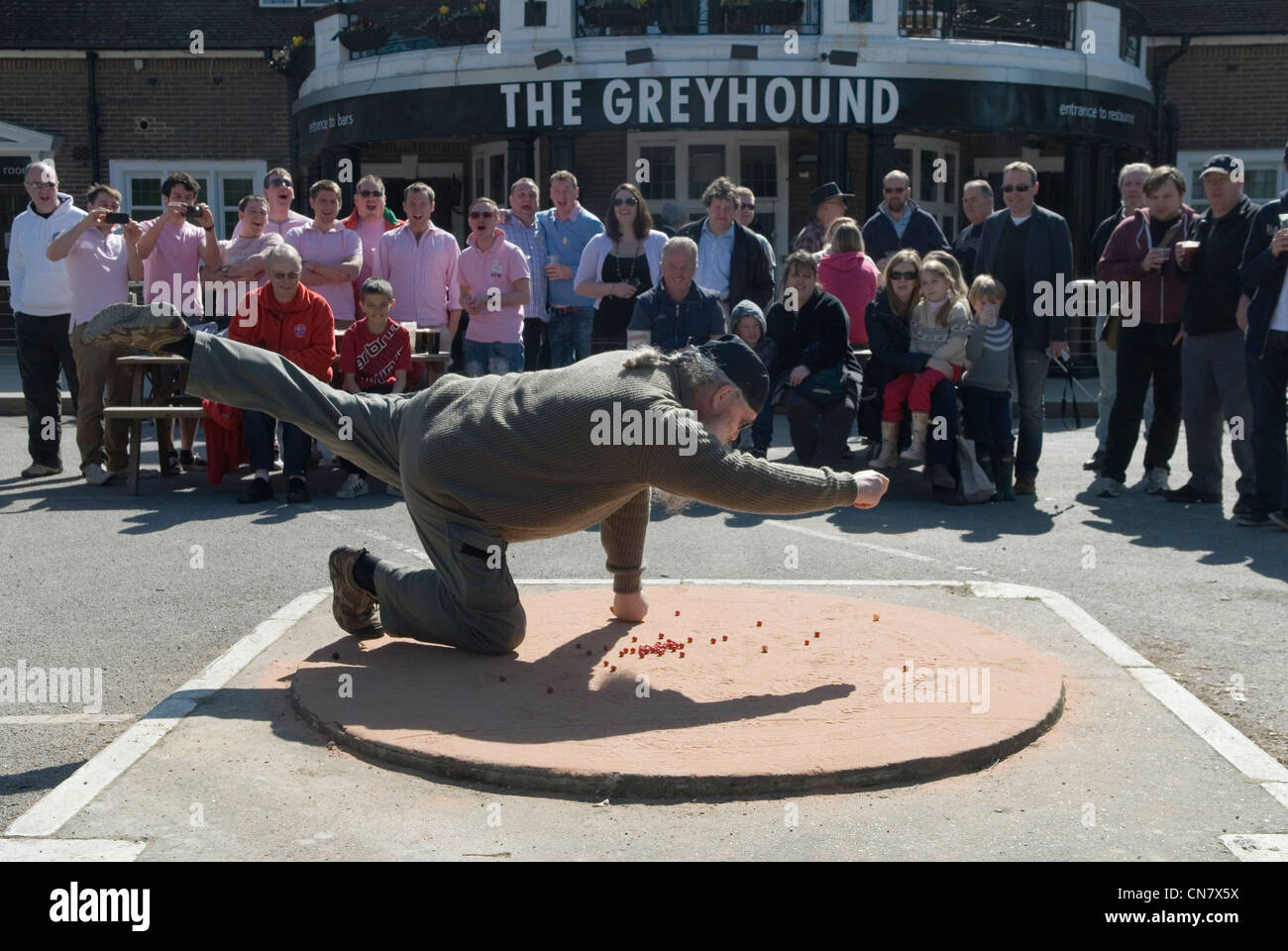 Weltmeister Marbles Championship Karfreitag Tinsley Green Sussex UK. Spielte vor dem Greyhound Pub. 2012 2010ER UK HOMER SYKES Stockfoto