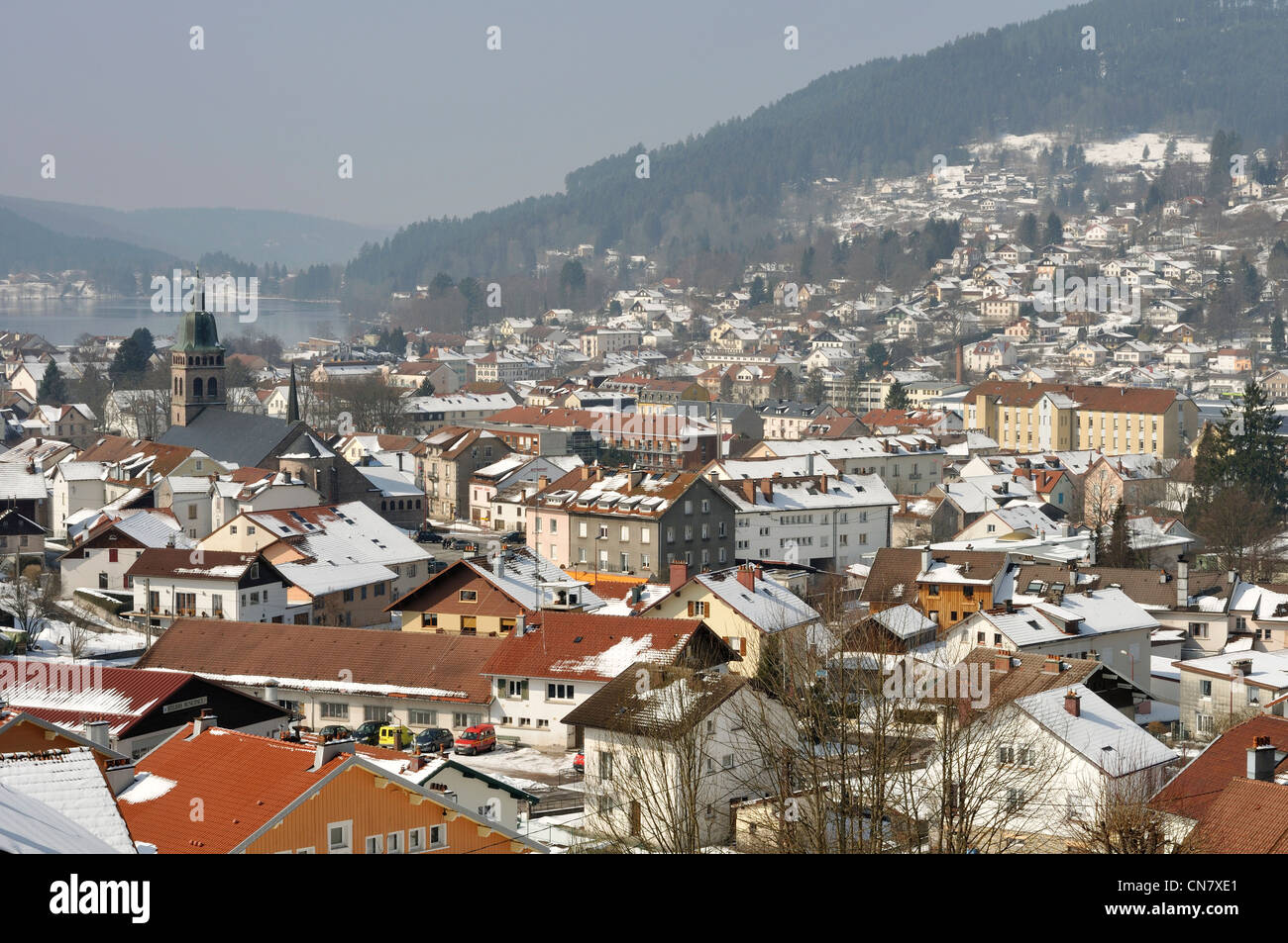 Frankreich, Vogesen, Gerardmer, den See und die Stadt, winter Stockfoto