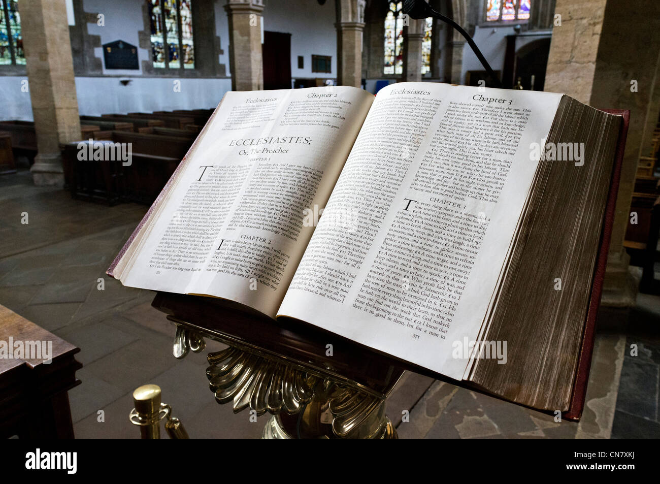 Bibel offen an das Buch Kohelet, Kirche der Heiligen Dreifaltigkeit, Stratford Warwickshire, England, UK Stockfoto