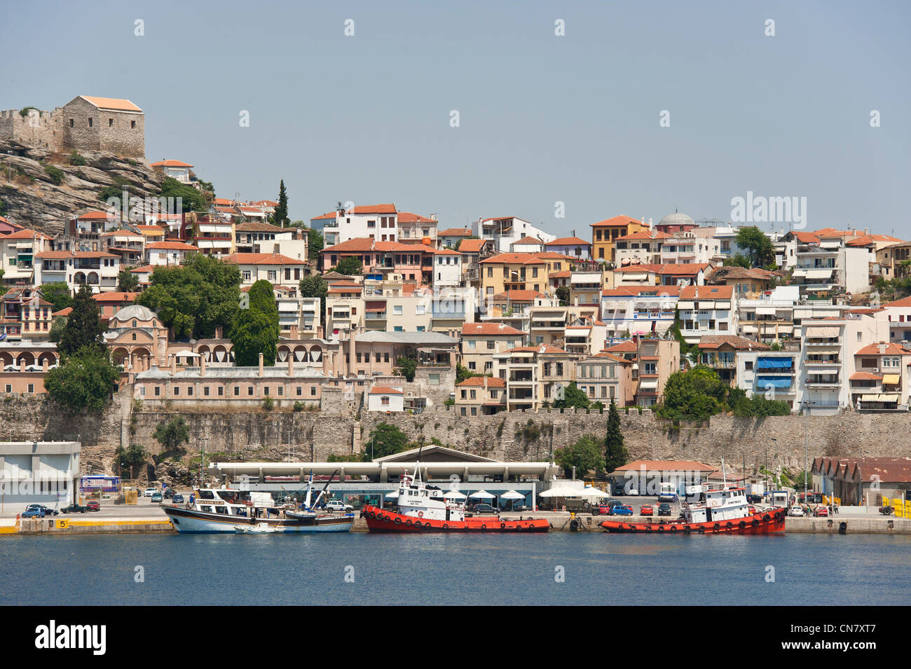 Griechenland, Mazedonien, Kavala, die Stadt ist wie ein Amphitheater um den Hafen herum gebaut und durch eine byzantinische Zitadelle gekrönt Stockfoto