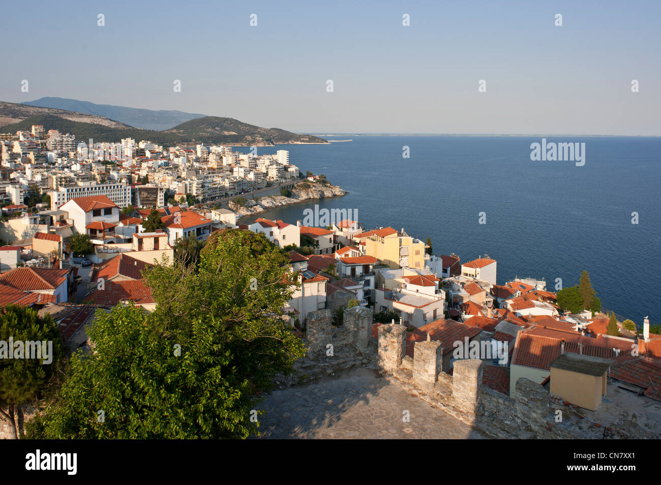 Griechenland, Mazedonien, Kavala, am Hafen, Blick über die Stadt und die Ägäis von der byzantinischen Zitadelle Stockfoto