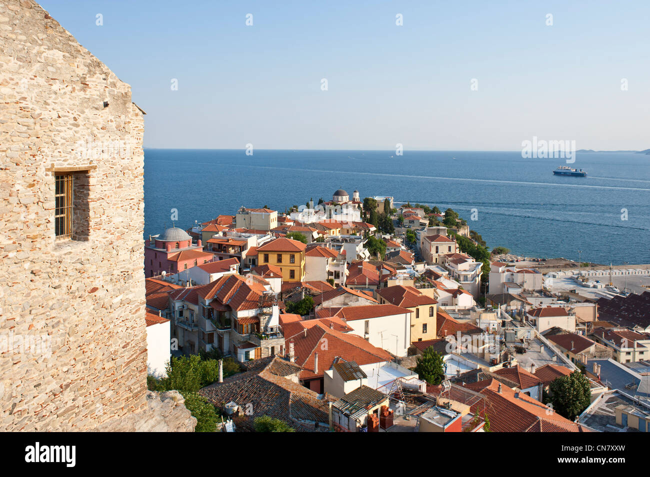 Griechenland, Mazedonien, Kavala, am Hafen, Blick auf die alte Stadt (oder Panagia) und die Ägäis von der byzantinischen Zitadelle Stockfoto