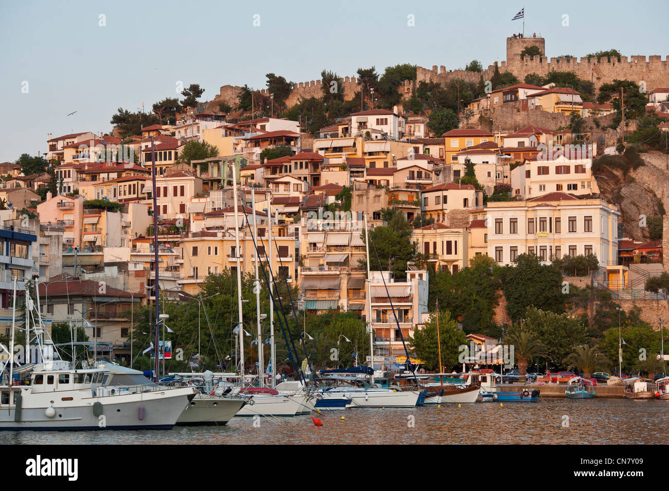 Griechenland, Mazedonien, Kavala, die Stadt ist wie ein Amphitheater um den Hafen herum gebaut und durch eine byzantinische Zitadelle gekrönt Stockfoto