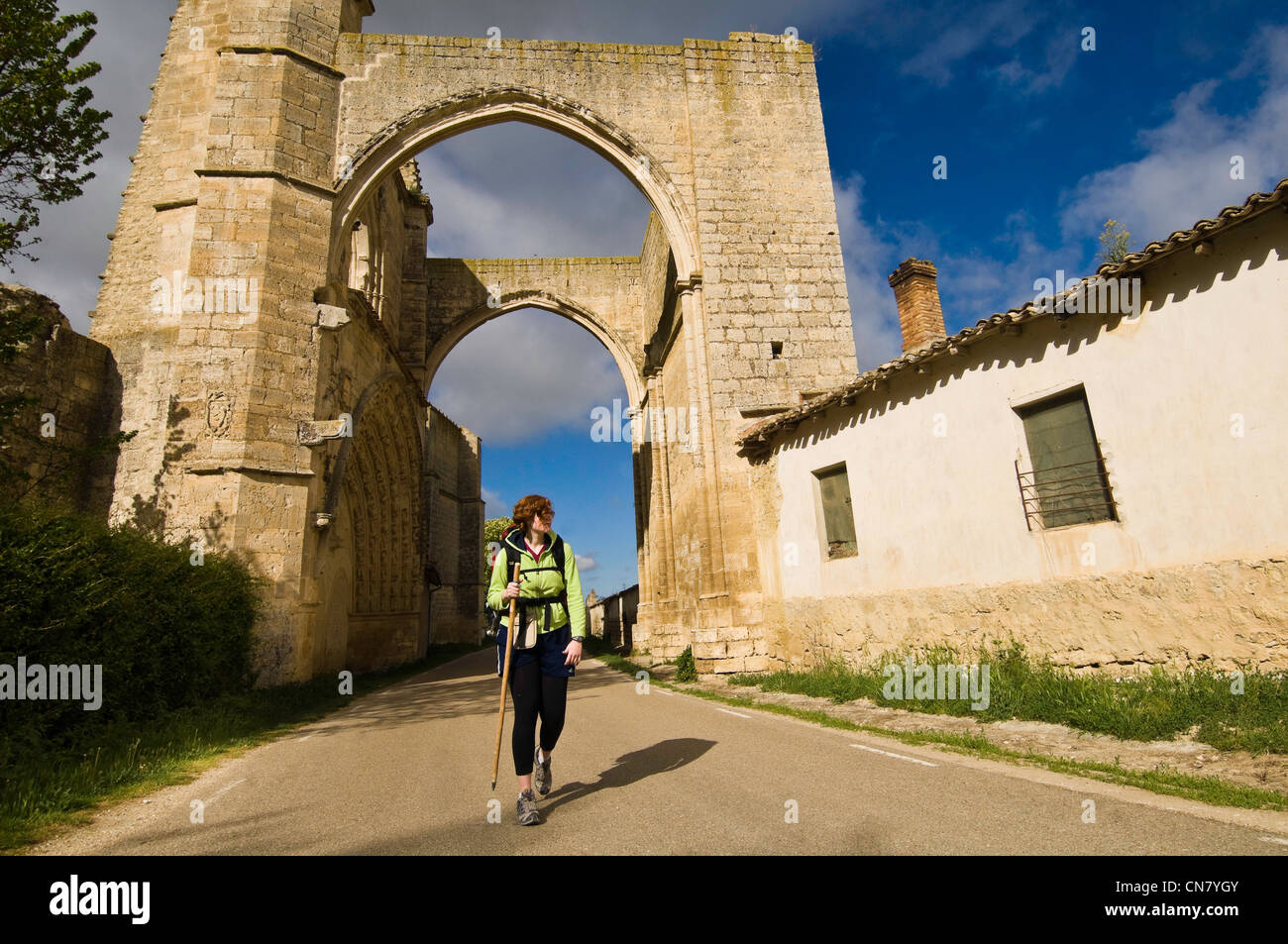 Spanien, Kastilien und Leon, Castrojeriz, ein Anschlag auf el Camino de Santiago pilgern zu Fuß unter den Arkaden des San Anton Stockfoto