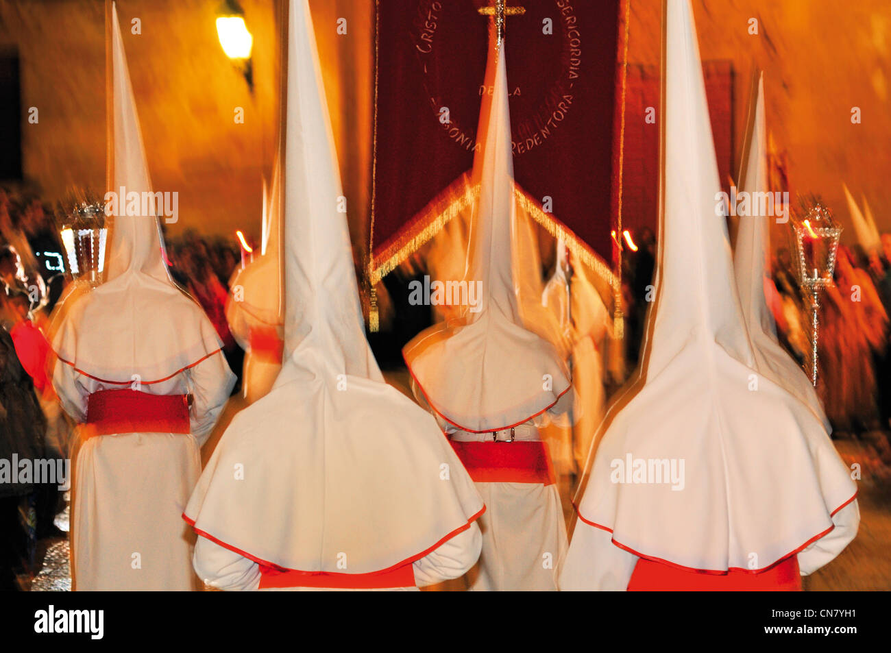 Spanien: Nächtliche Osterprozession während der Semana Santa in Salamanca Stockfoto