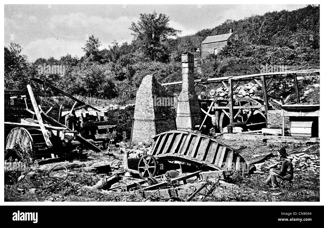 Ruine Ruined Mühle Zerstörung alter Zeit Rad Wasser Fabrikschlot 1900 Stockfoto