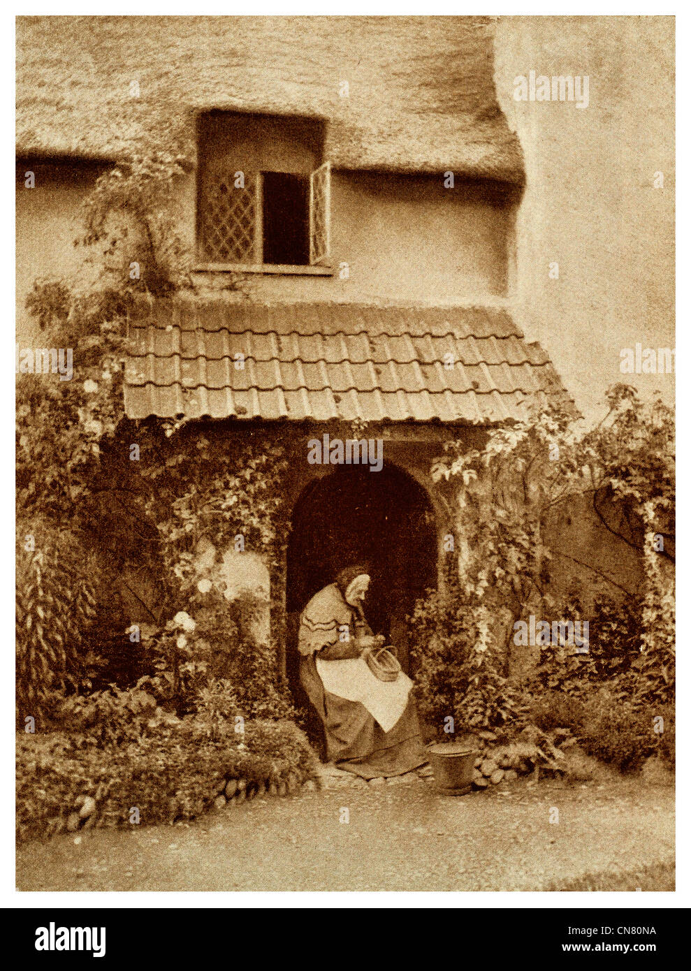 Alte Frau Alter Reetdach Ferienhaus Haus 1900 Stockfoto