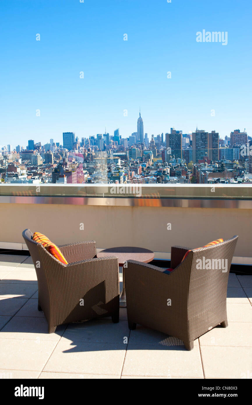 USA-New York City-NY New York zwei Stühle allein auf Dach Terrasse Blick auf Skyline von Manhattan Empire State Building Stockfoto