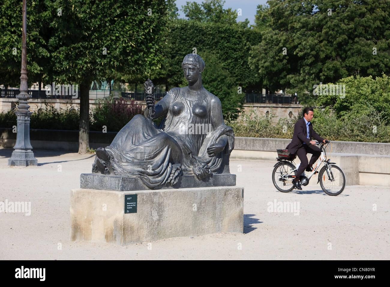 Frankreich, Paris, Skulptur von Aristide Maillol Monument Aux Morts de Port Vendres in den Tuilerien-Gärten und Mann Reiten ein Stockfoto