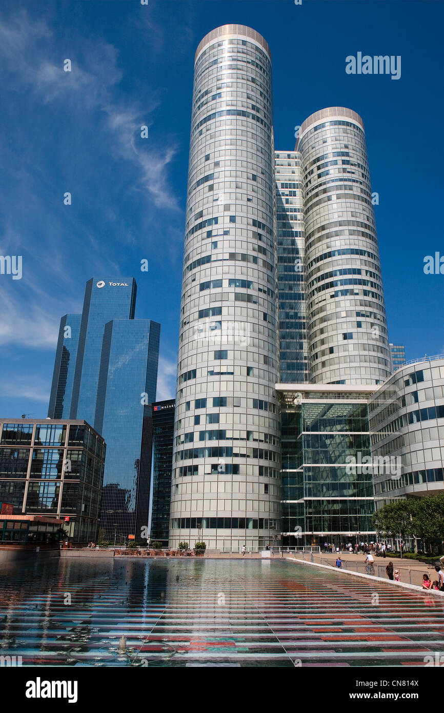 Frankreich, Hauts-de-Seine, La Défense, Coeur Verteidigung und insgesamt Gebäuden und La Fontaine des Künstlers Yaacov Agam Stockfoto