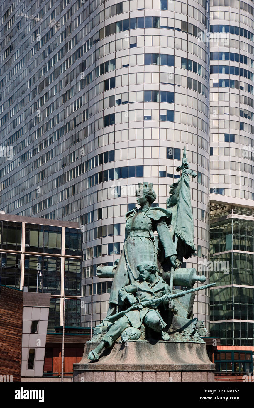 Frankreich, Hauts-de-Seine, La Défense, Statue namens La Defense de Paris und Coeur Verteidigung Gebäude im Hintergrund Stockfoto