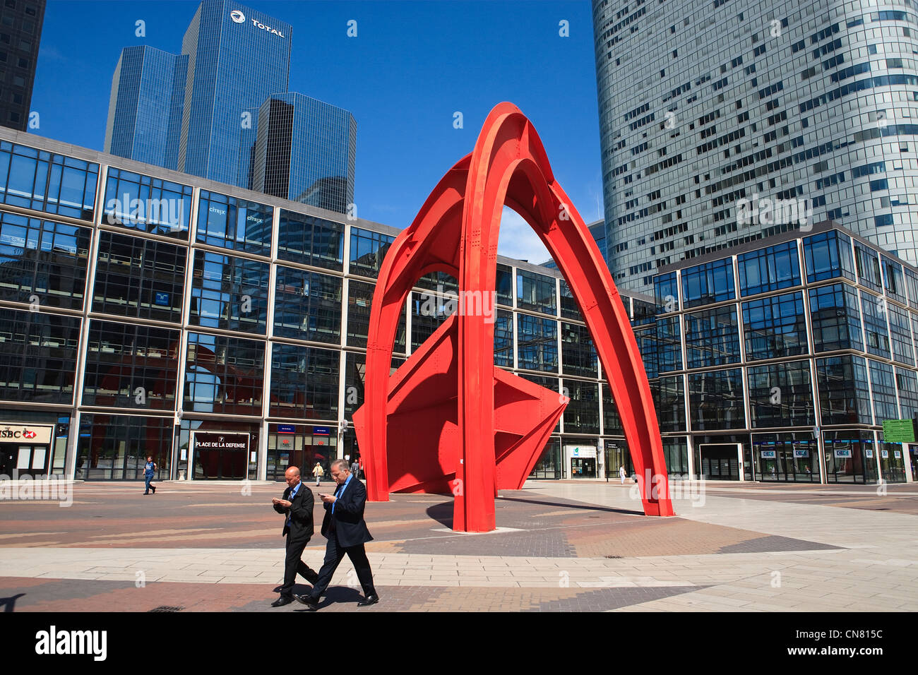 Frankreich, Hauts de Seine, La Défense, Skulpturen von Alexander Calder genannt L'Araignee Rouge, Total und Coeur Verteidigung Gebäude Stockfoto