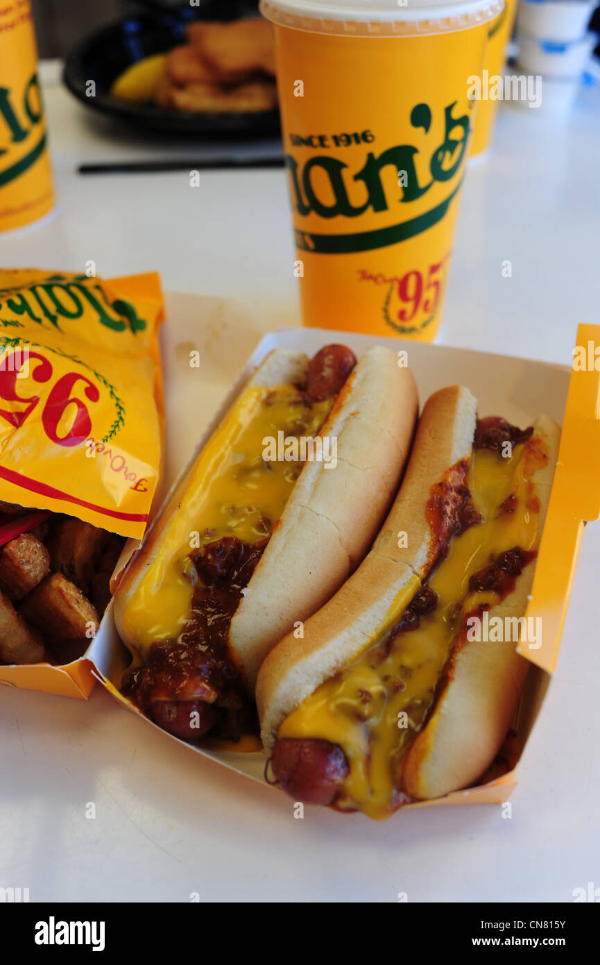 USA New York City Brooklyn NY NYC Coney Island Nathans Hot Dogs 2 Chili und Käse Würstchen mit Pommes und eine Cola Stockfoto