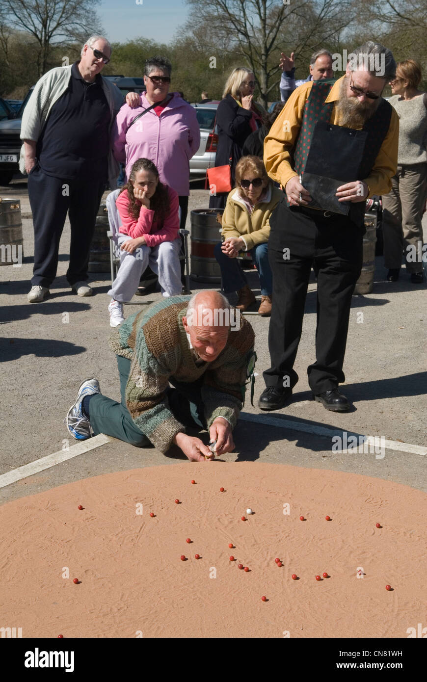 Weltmeister Marbles Championship Karfreitag Tinsley Green Sussex UK. Spielte vor dem Greyhound Pub. 2012 2010ER UK HOMER SYKES Stockfoto