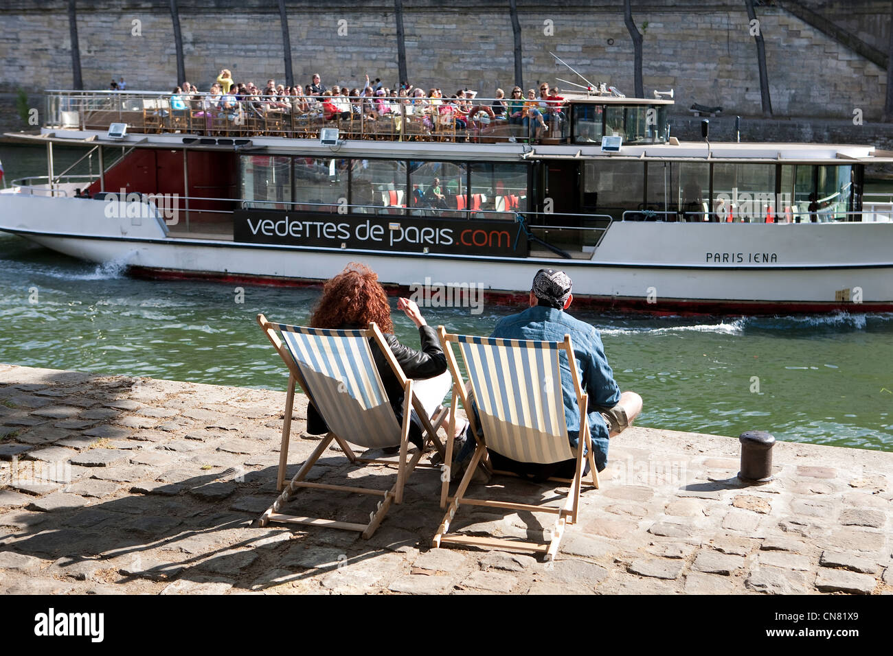 Frankreich, Paris, das Seine-Ufer, Weltkulturerbe der UNESCO, Paris Plage, Menschen von der Pont Marie Stockfoto