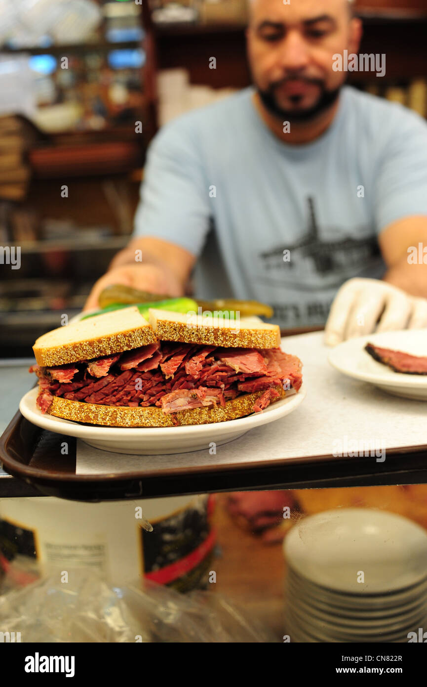 USA New York City Manhattan Katzs Delicatessen Deli - Chef-Koch macht einen corned Beef sandwich Stockfoto