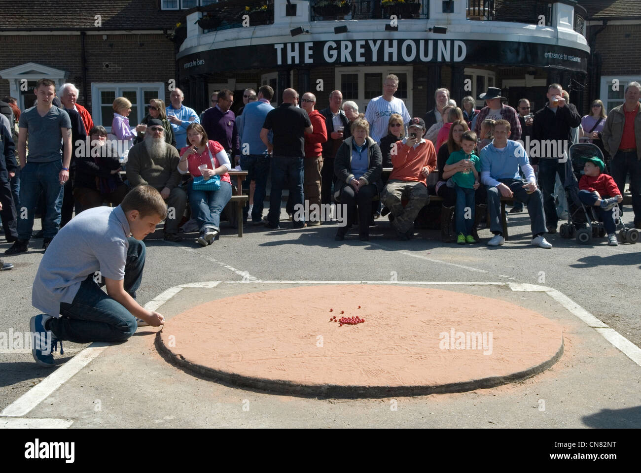 Weltmeister Marbles Championship Karfreitag Tinsley Green West Sussex UK. Spielte vor dem Greyhound Pub. 2012 2010ER UK HOMER SYKES Stockfoto