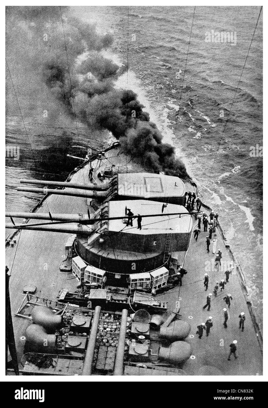 1917 Battleshp Gun Schiff Artillerie deck navy Marine Matrose Besatzung 1. Weltkrieg Stockfoto