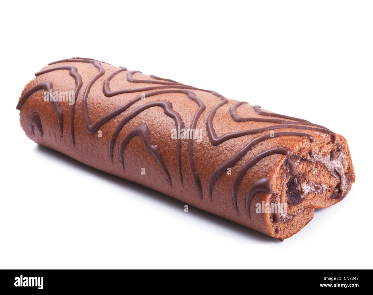 Schokoladen-Biskuitrolle Kuchen isoliert auf weißem Hintergrund Stockfoto
