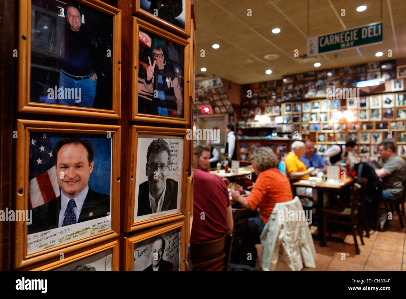 Vereinigte Staaten, New York City, Manhattan, Midtown, Fotos von Persönlichkeiten in einem Raum der Restaurant Carnegie Deli gewidmet Stockfoto