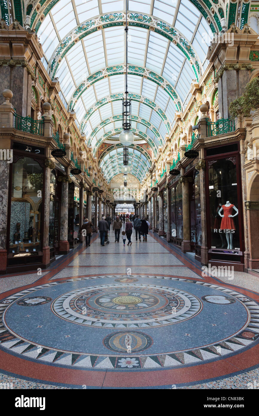 Bodenmosaik und traditionellen gehobenen Designer-Shops in Grafschaft Arcade in Victoria Quarter Einkaufszentrum in Leeds Yorkshire England UK Stockfoto