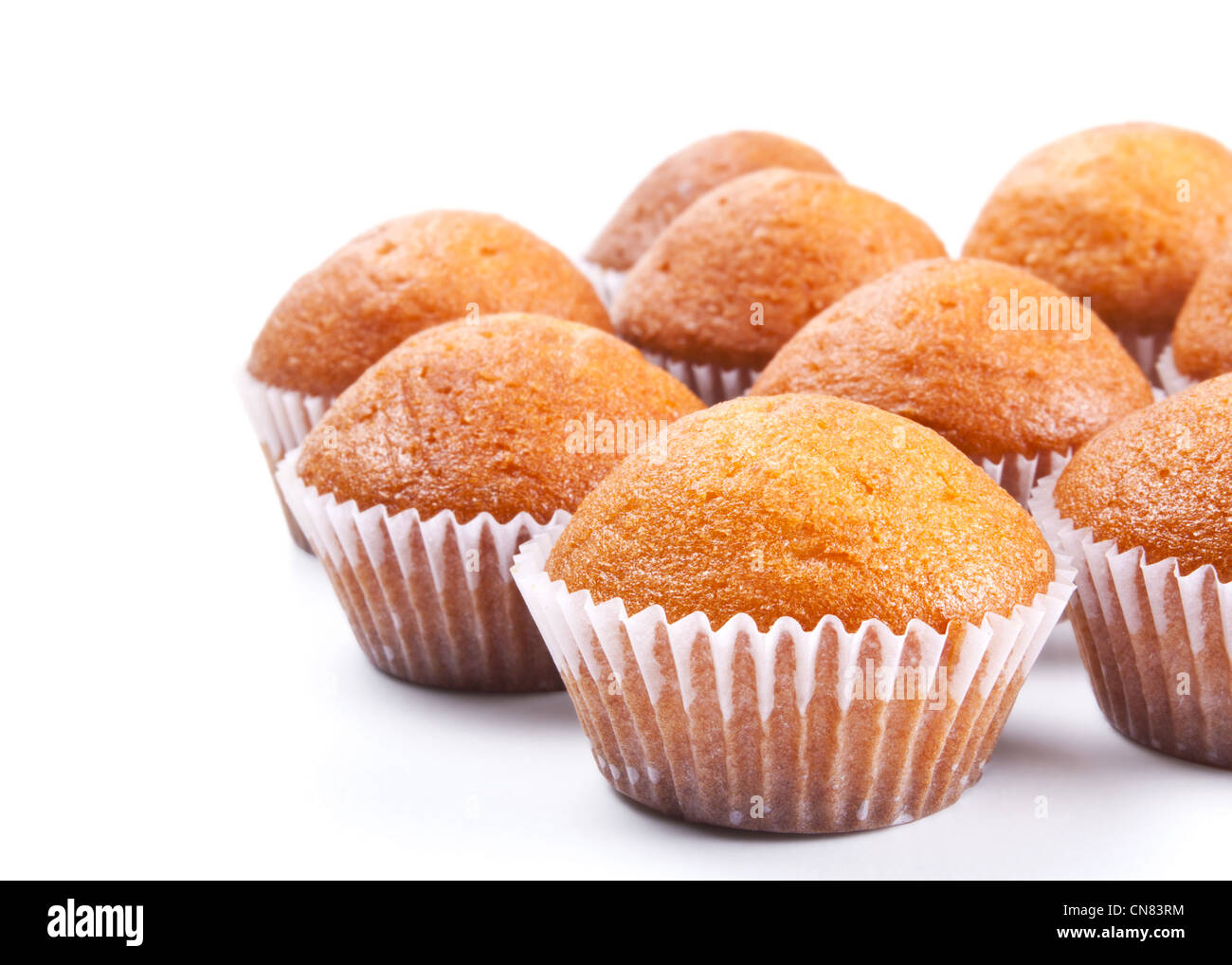 Frische Muffins auf weißem Hintergrund Stockfoto