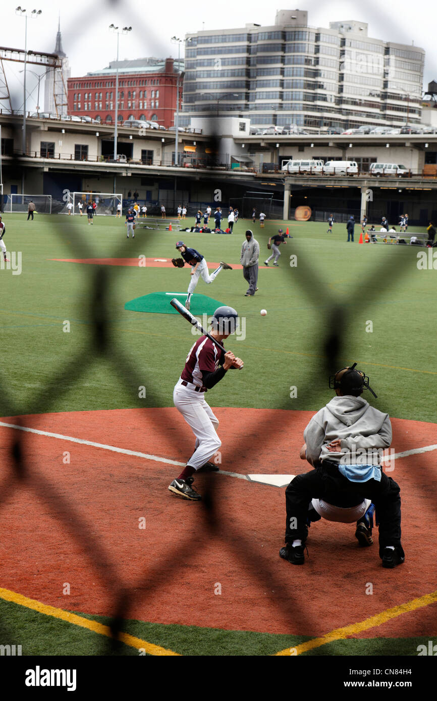 Vereinigte Staaten, New York City, Manhattan, Chelsea, Spiel des Baseballs, Sportzentrum von Chelsea Pier, Pier 62 Stockfoto