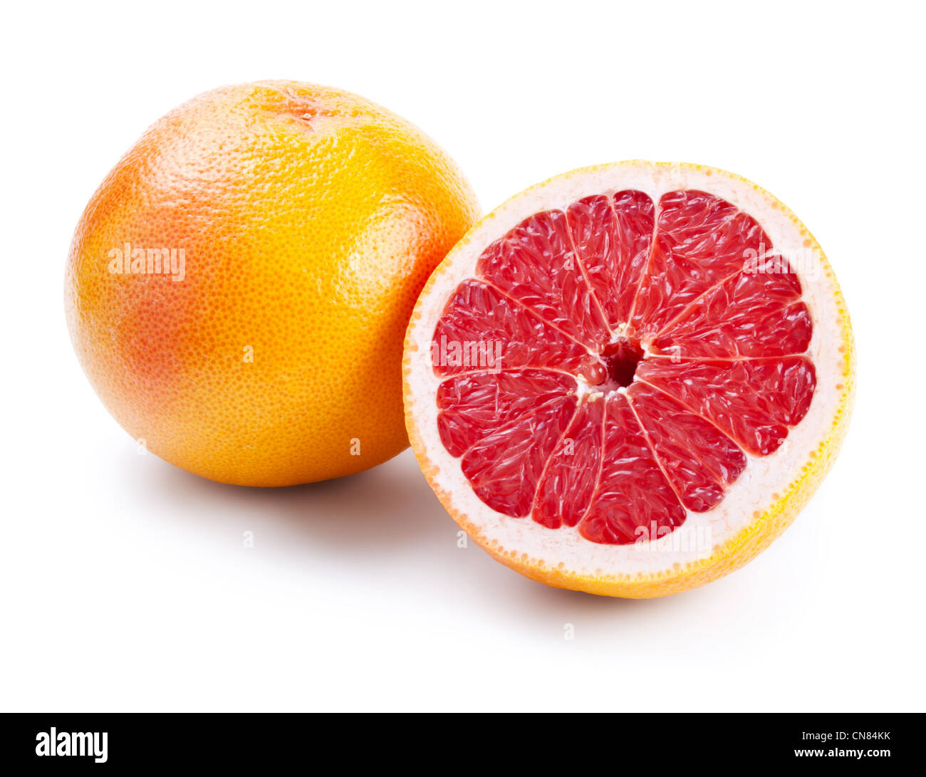 Grapefruit mit Hälfte isoliert auf weißem Hintergrund Stockfoto