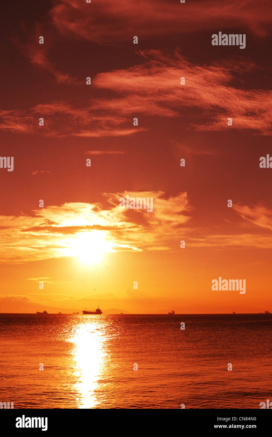 dramatischen Manila Bucht Sonnenuntergang mit Booten und Schiffen im Horizont. Stockfoto