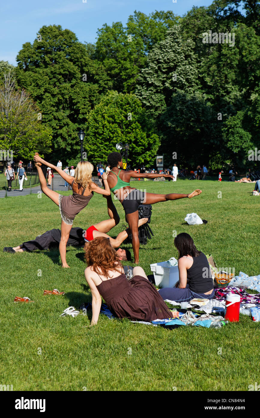 Vereinigte Staaten, New York City, Manhattan, Central Park, Tänzer posieren für ein Fotoshooting Stockfoto