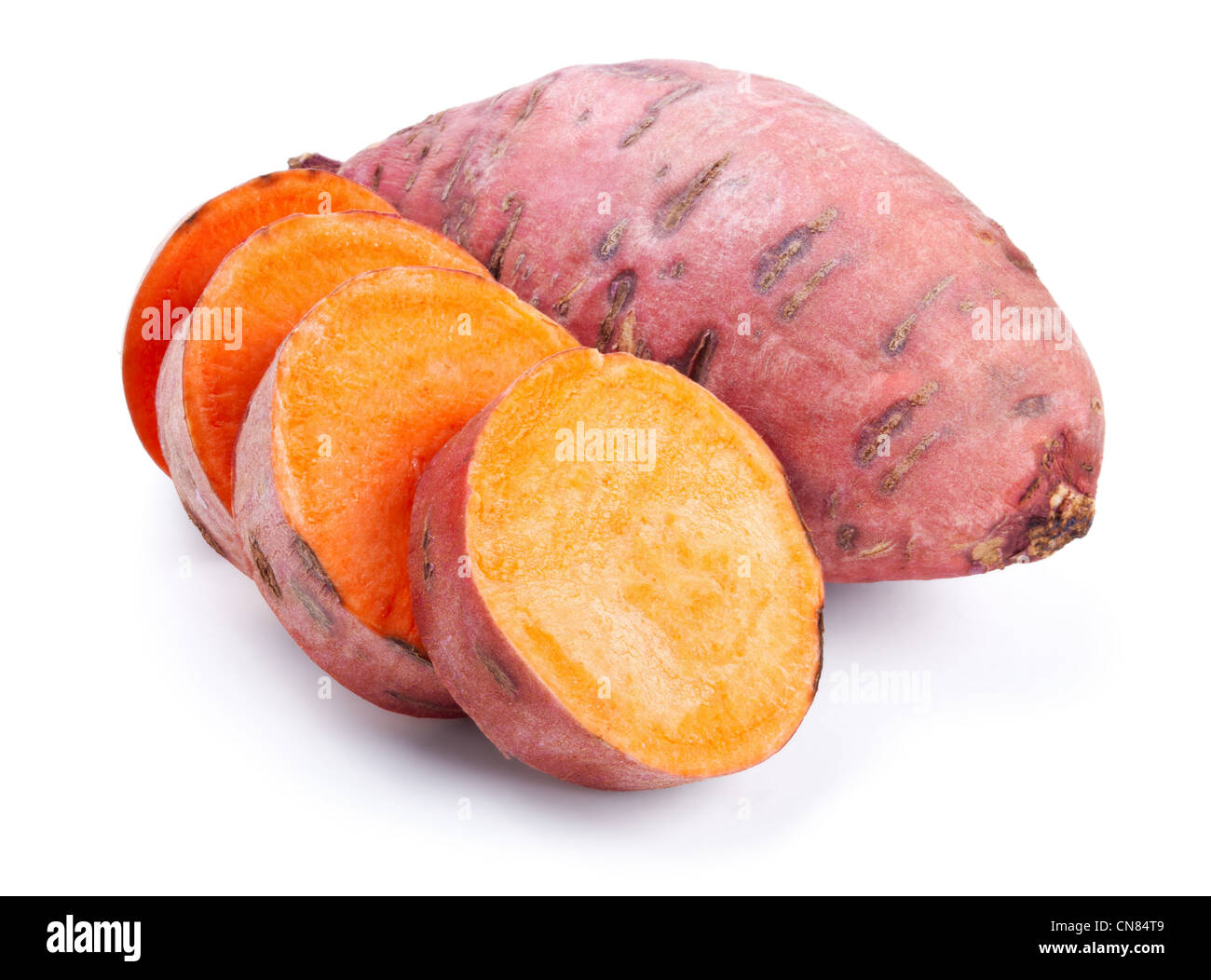 Süßkartoffel mit Scheiben isoliert auf weißem Hintergrund Stockfoto