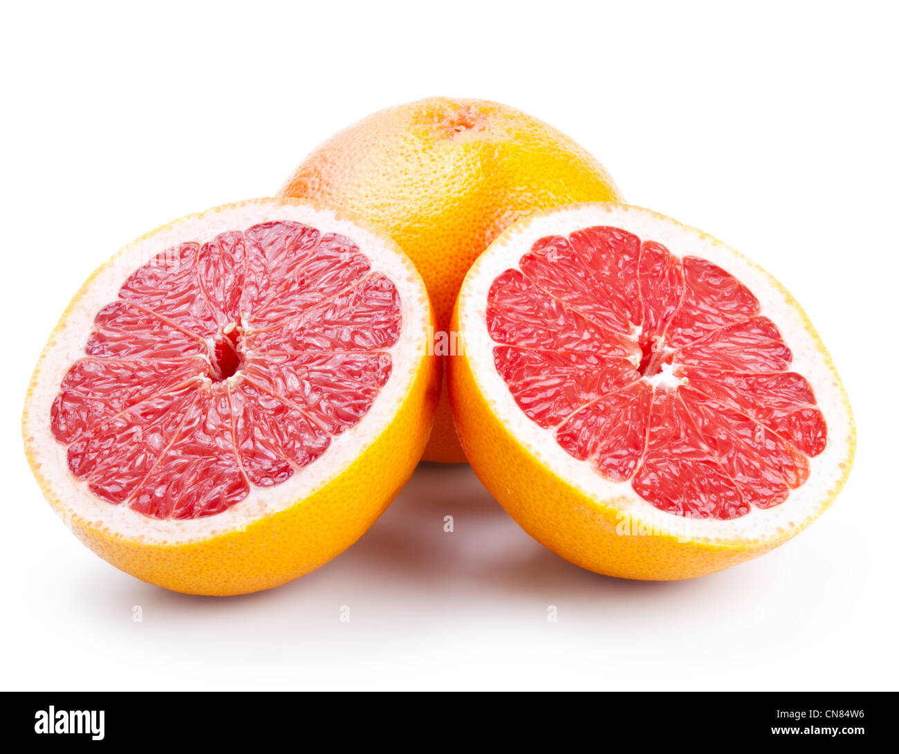 Grapefruit mit Scheiben isoliert auf weißem Hintergrund Stockfoto