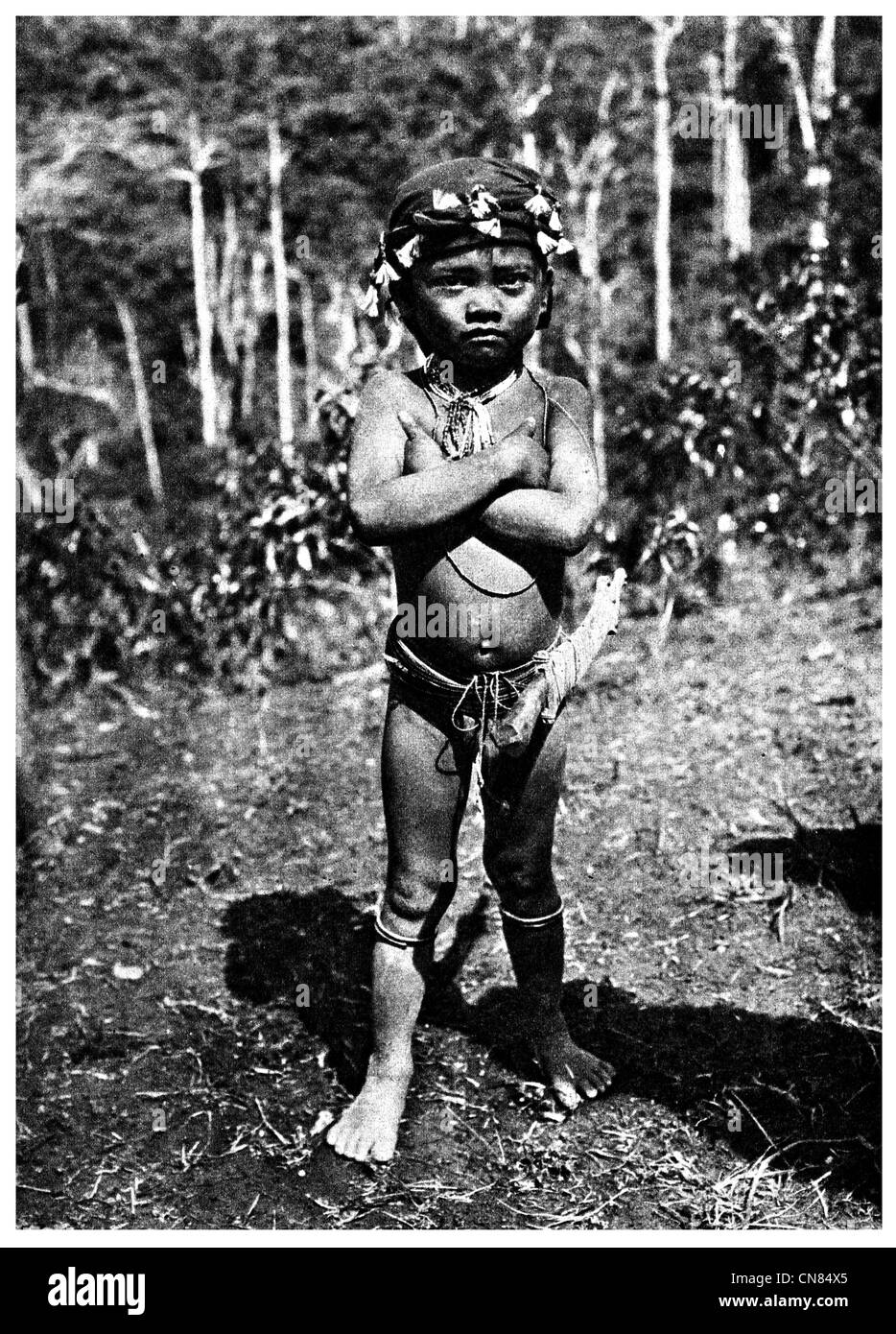 Zuerst veröffentlicht 1917 Kind junge Headhunter philippinischen Insel Sohn des kriegerischen Ilongote Stamm Stockfoto