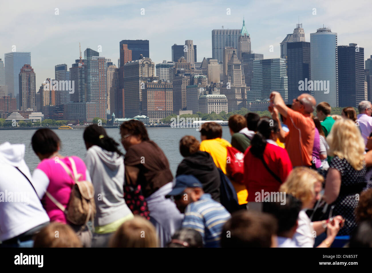 Vereinigte Staaten, New York City, Manhattan, Passagiere der Fähre im Süden von Manhattan Stockfoto