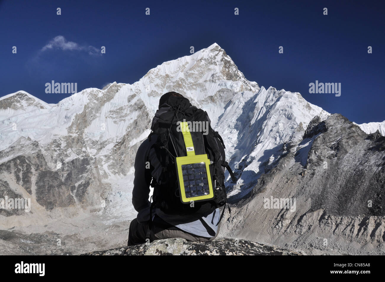 Bergsteiger im Himalaya mit solar-Ladegerät Panel auf Rucksäcke Stockfoto