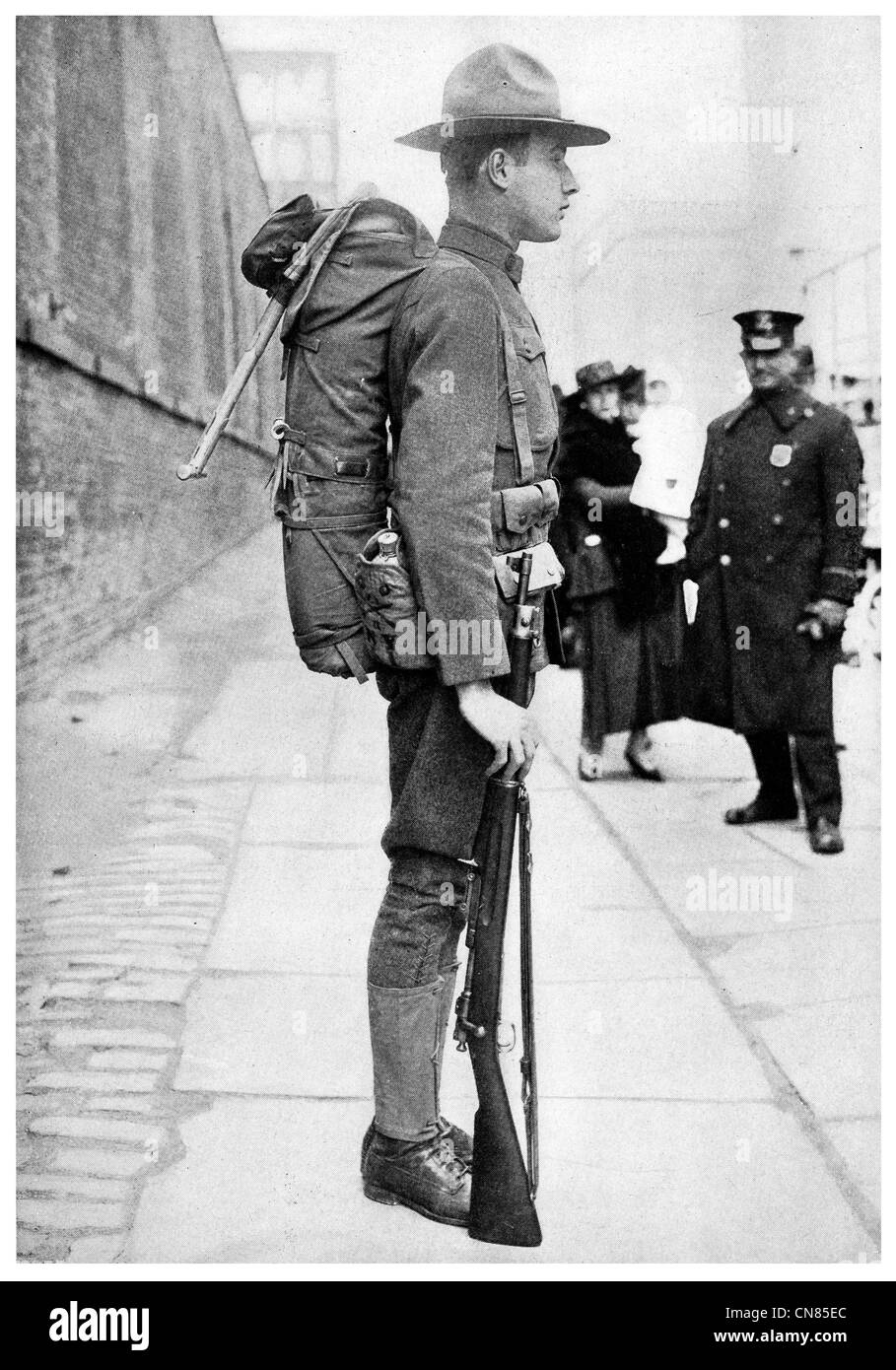 Erste veröffentlichte 1917 National Gardist ausgestattet für Service Kantine Gürtel 30 Kaliber uns Armee Gewehr Stockfoto