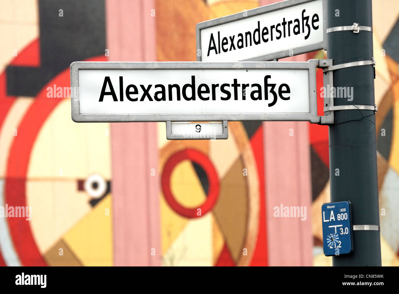 Berlin, Deutschland. Wandbild auf Alexanderstrasse (Straße) hinter Straßenschild Stockfoto
