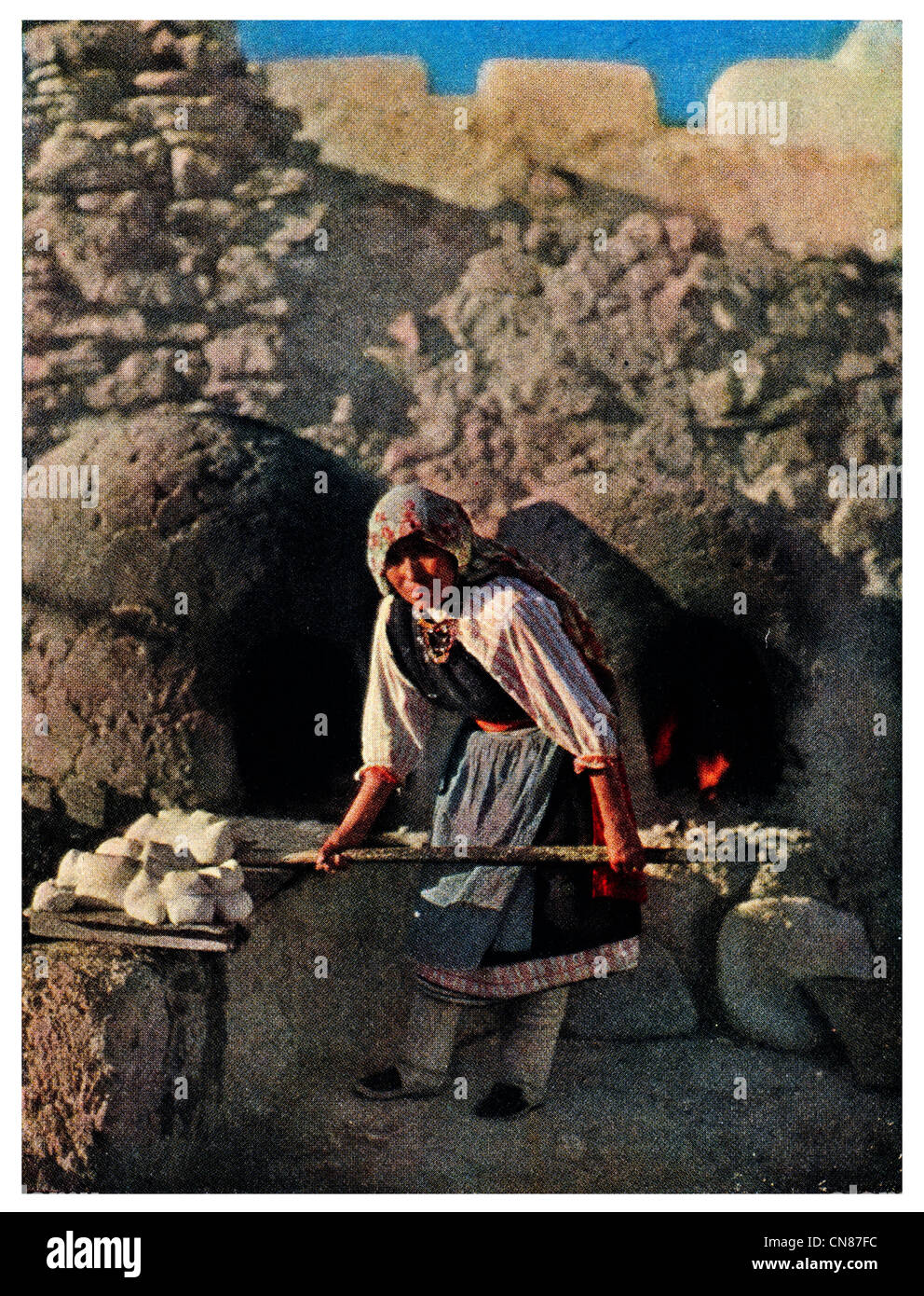 1916 zum ersten Mal veröffentlicht öffnen New Mexico Pueblo Woman in Laguna Luft Ofen Stockfoto