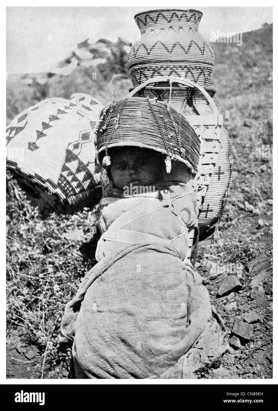 Zuerst veröffentlicht 1915 Apache Papoose und Korb indische Kind Kleinkind Baby-Arizona Stockfoto