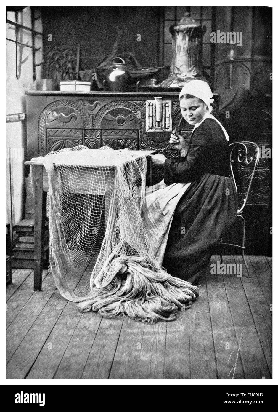 Erste veröffentlichte 1915 Fishing Net Hersteller in Bretagne Frau Stockfoto